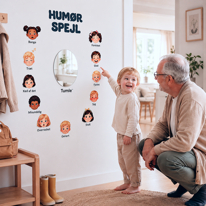 Dreng og morfar taler om følelserne på TUMLE HUMØRSPEJL™ i entréen