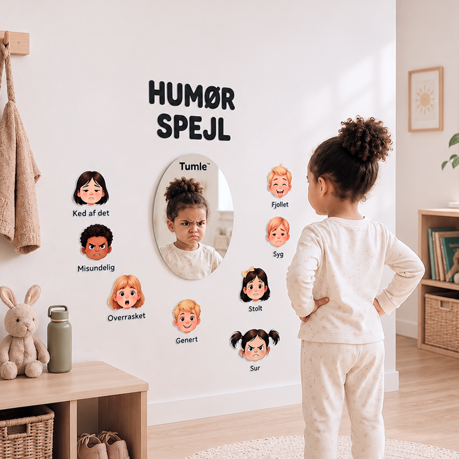 Pige ser sit eget spejlbillede i TUMLE HUMØRSPEJL™