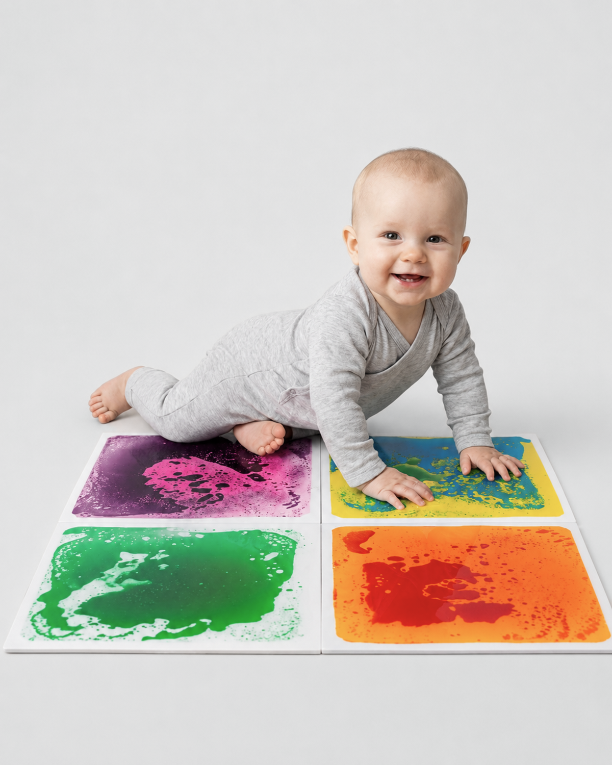 Baby kravler op på fire TUMLE SANSEMÅTTER™ lagt sammen på gulvet