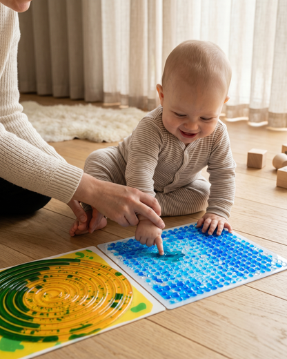 Voksen og baby mærker væsken bevæge sig i sansemåtten